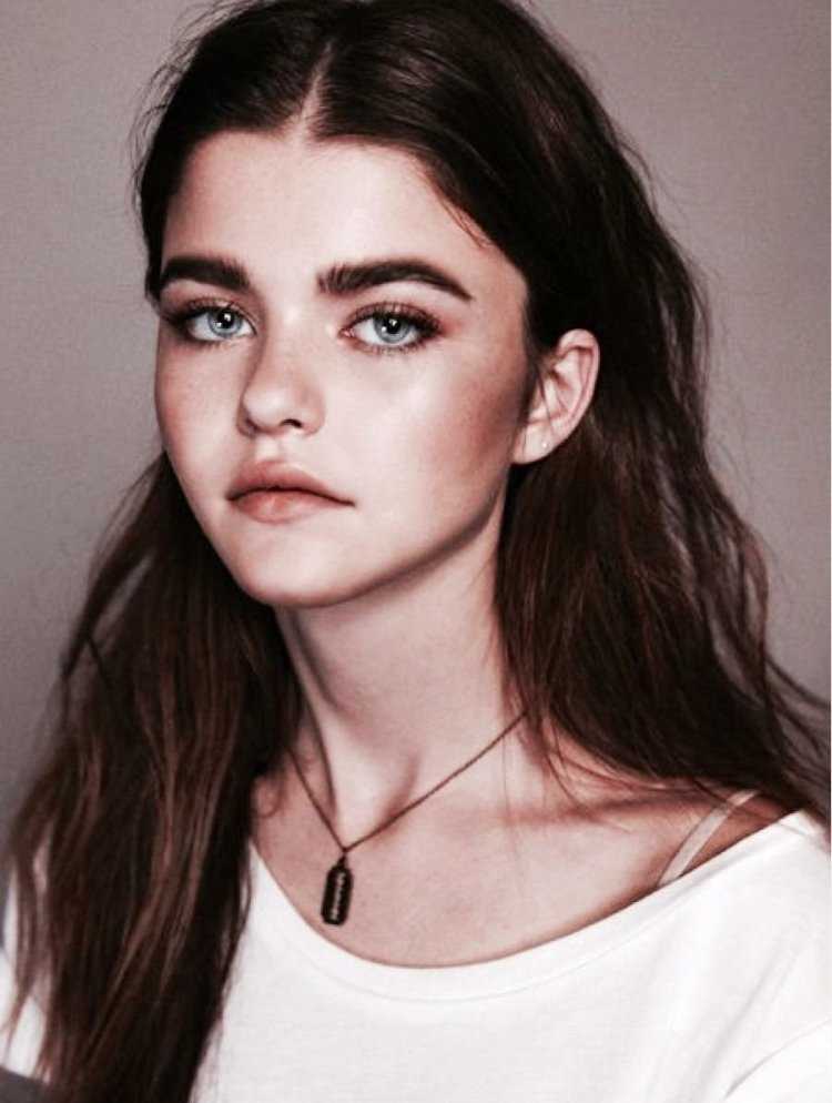 Брюнетка с густыми бровями