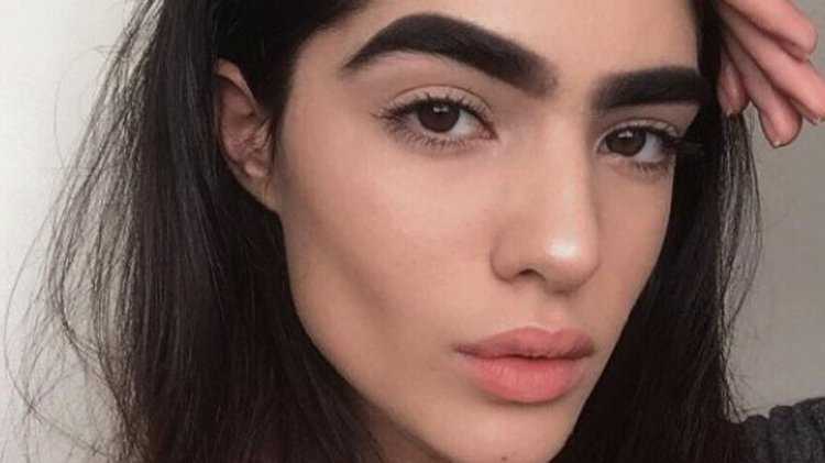 Очень темные брови