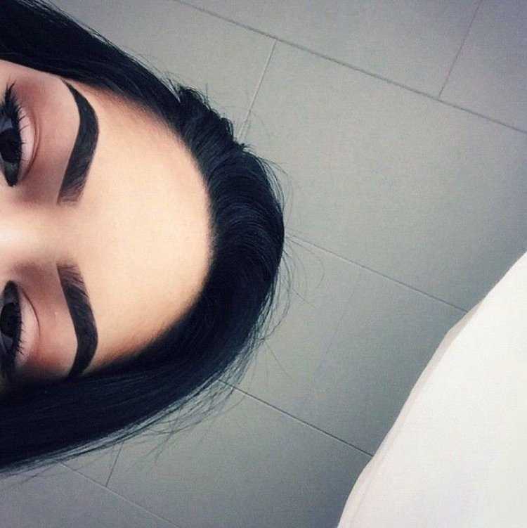 Черные четкие брови