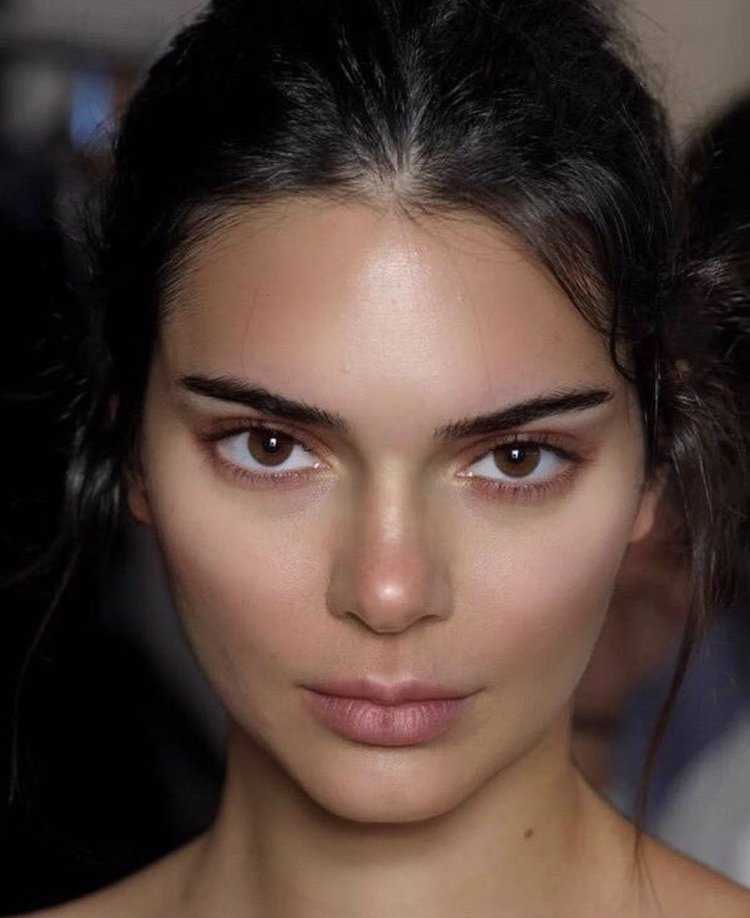 Брюнетки с густыми бровями56