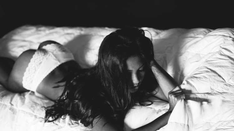 Девушка в постели ночью