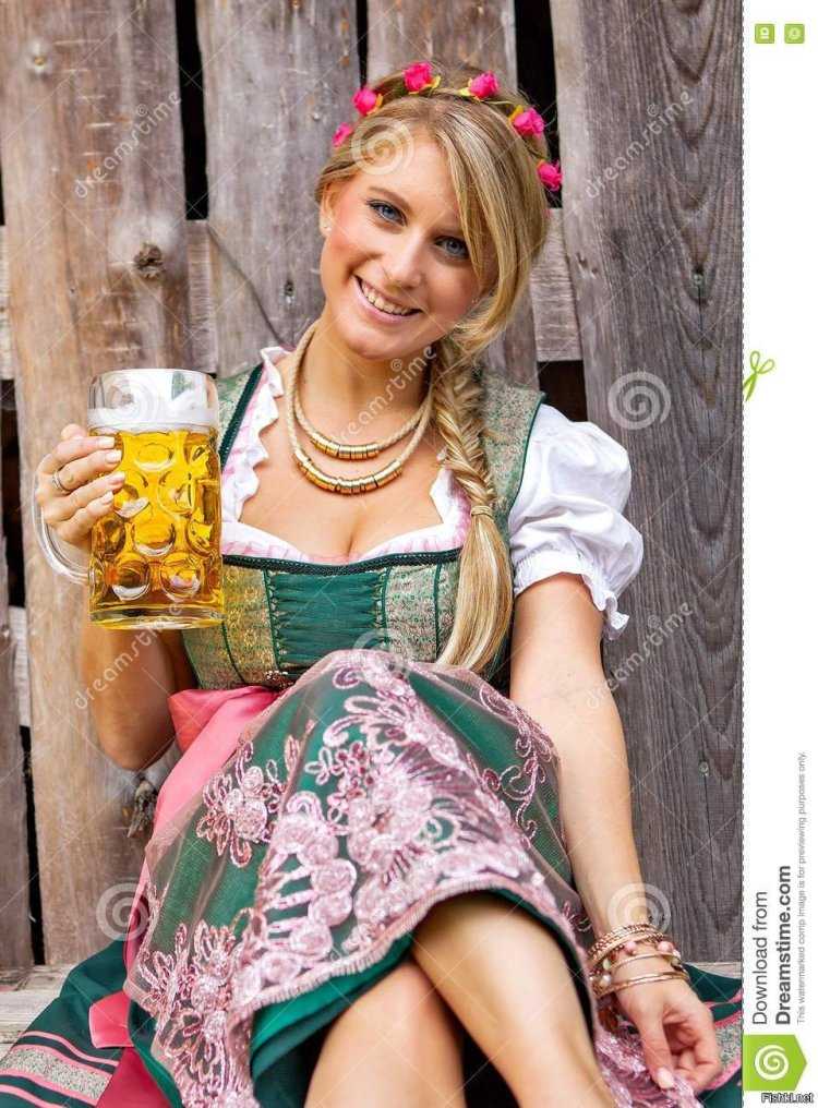 Женщины в дирндль на Октоберфест