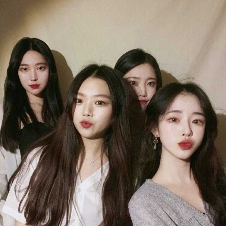 Толпа из 5 кореянок