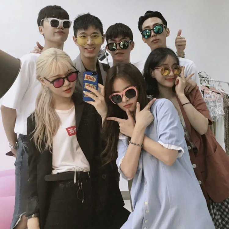 Группа друзей корейцев