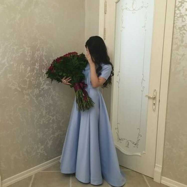 Angie Varona в платье