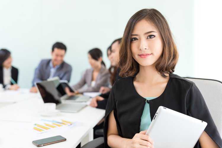 Азиаты в офисе
