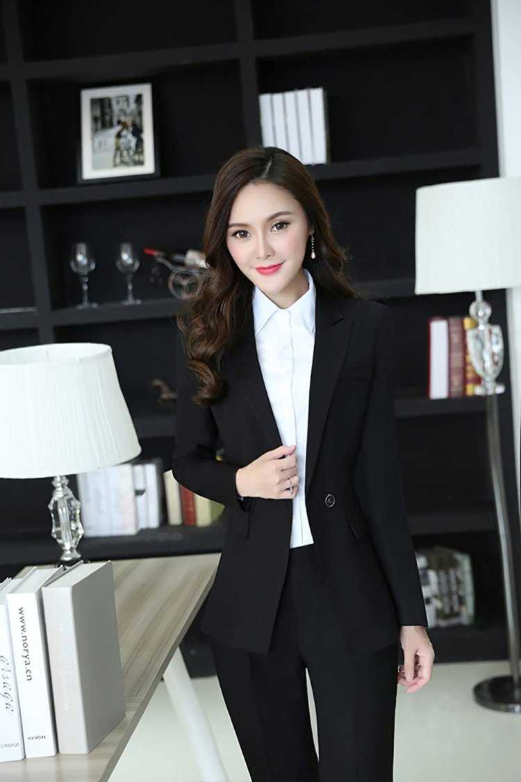 Китаянка в деловом костюме