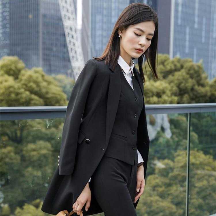 Кореянка в деловом костюме