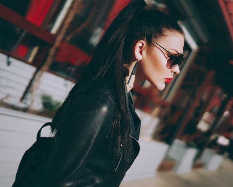 Девушка брюнетка в очках