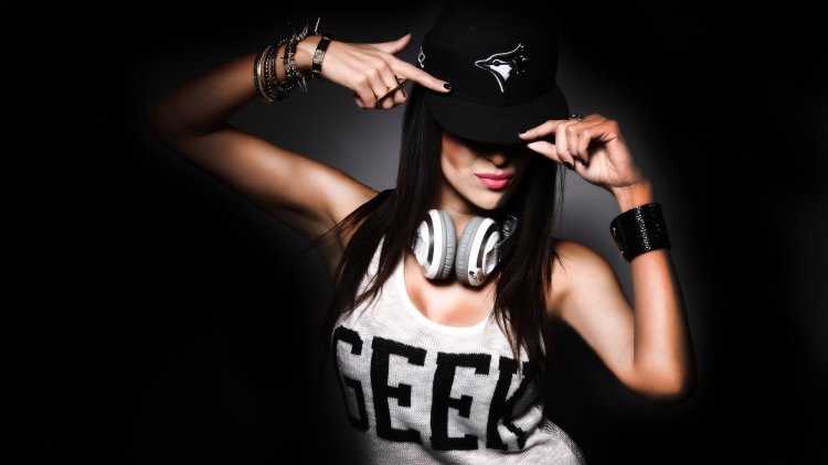 Дерзкая брюнетка в очках14