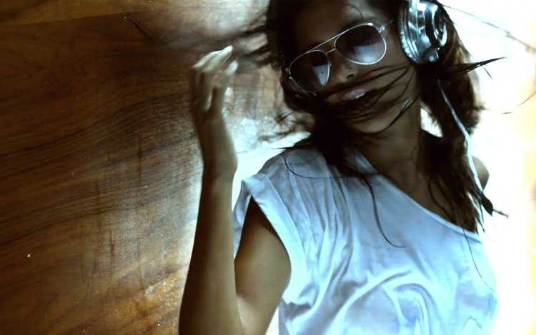 Девушка в наушниках и очках