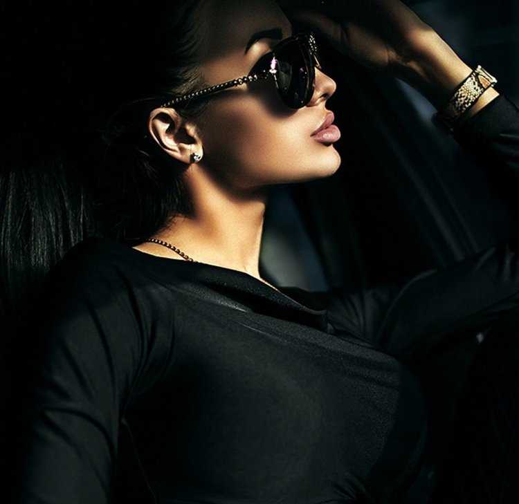 Дерзкая брюнетка в очках31