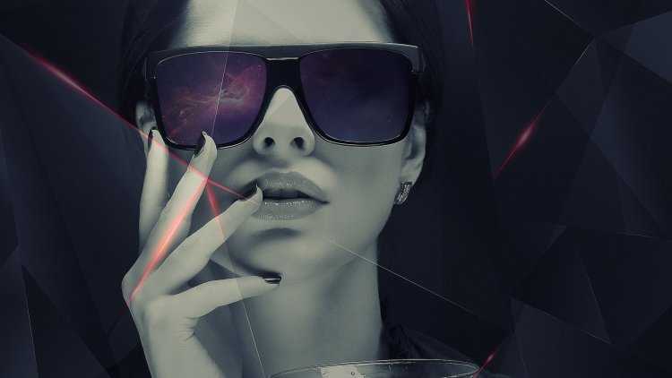 Девушка в чёрных очках