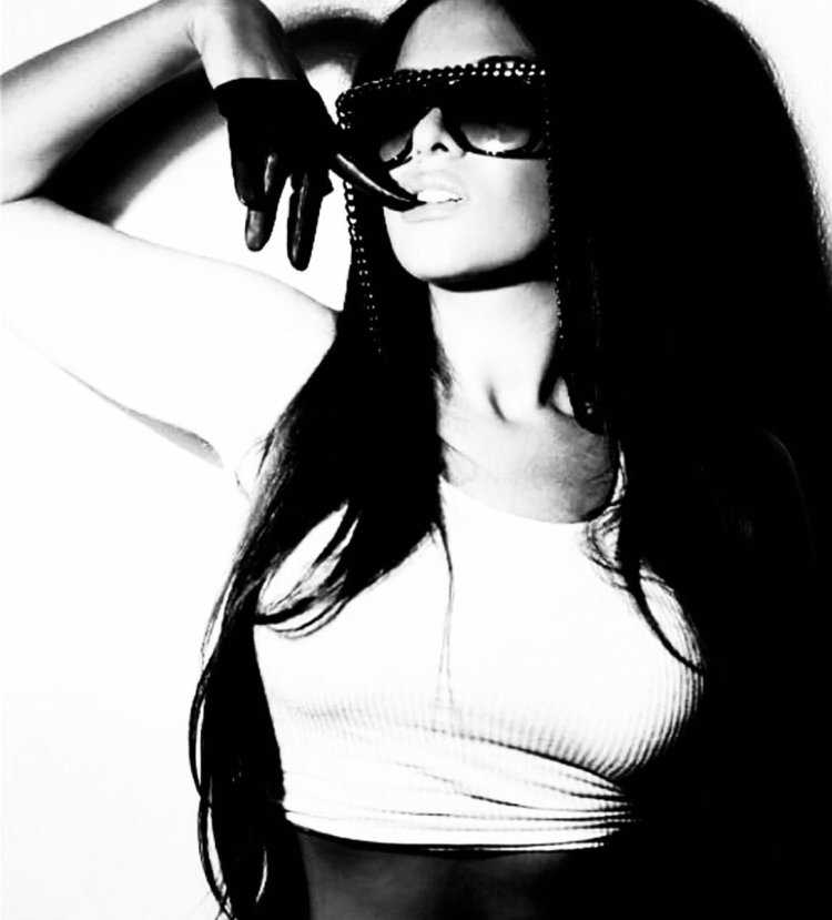 Дерзкая брюнетка в очках18