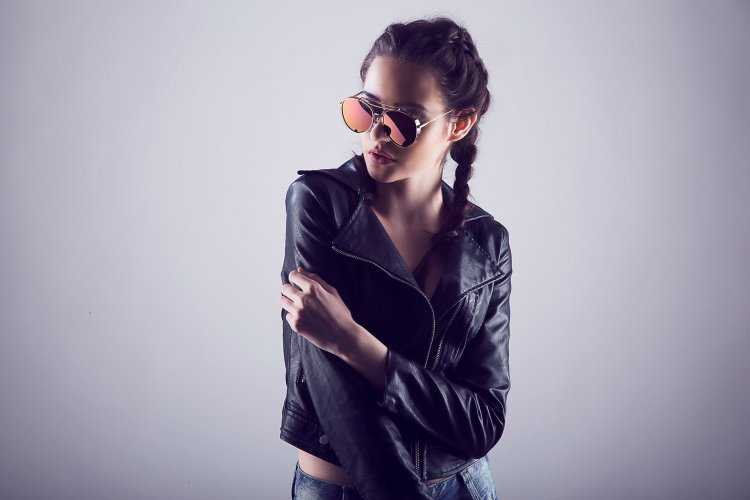 Стильная девушка в очках