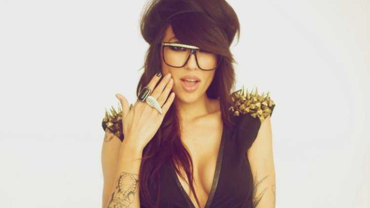 Красивые женщины в очках