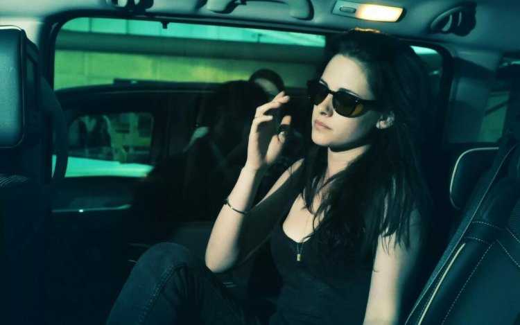 Кристен Стюарт в машине в очках
