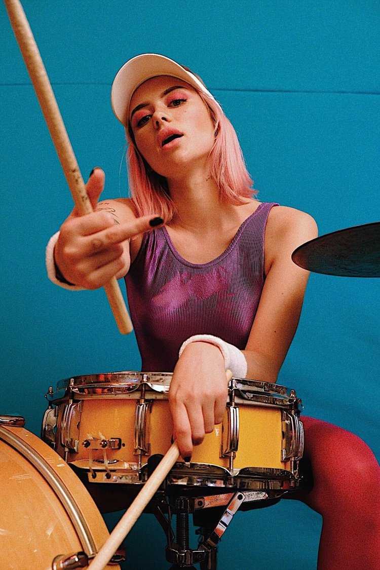 Барабанщица группы кис