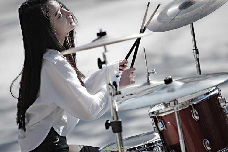 Южнокорейская барабанщица