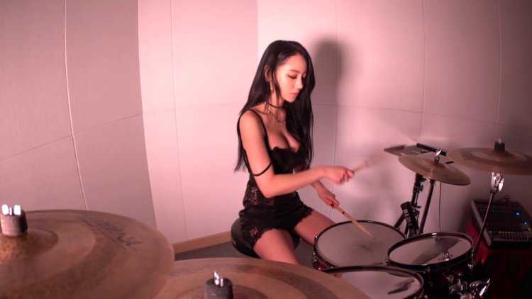 Аеон барабанщица