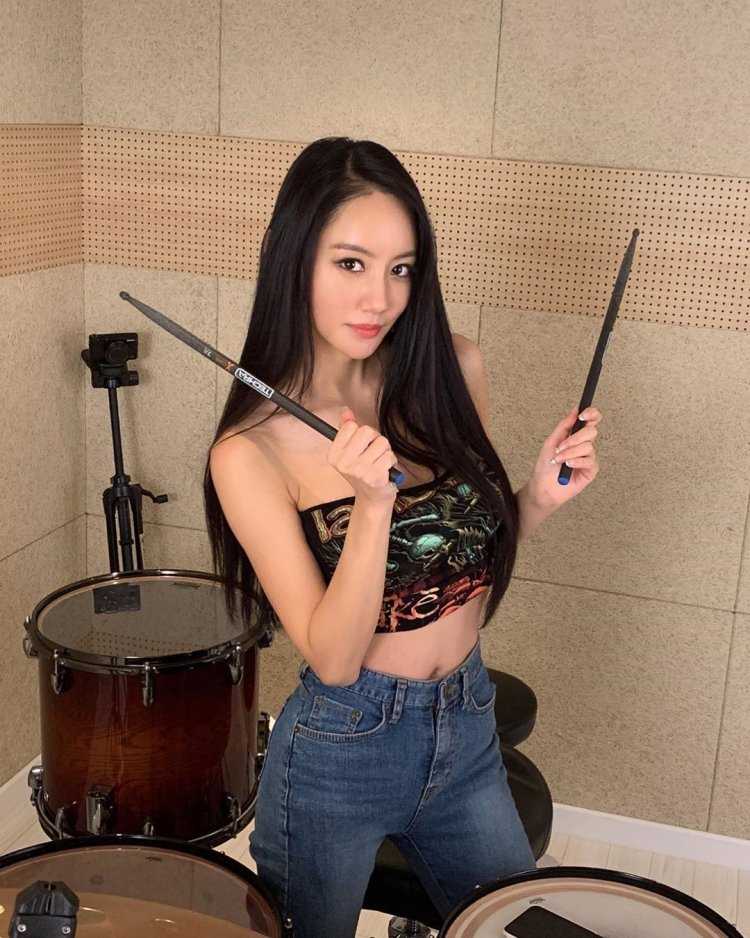 Yeon Lee барабанщица