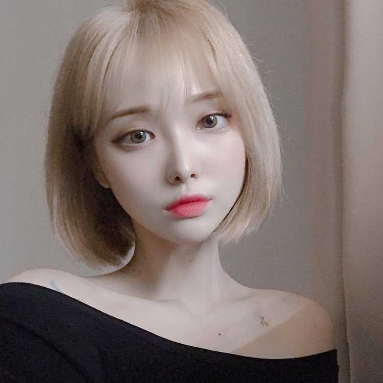 Девушка азиатской внешности с каре26