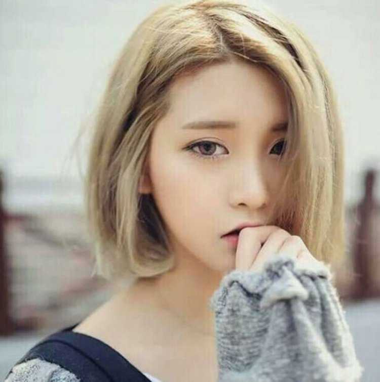 Японка со светлыми волосами