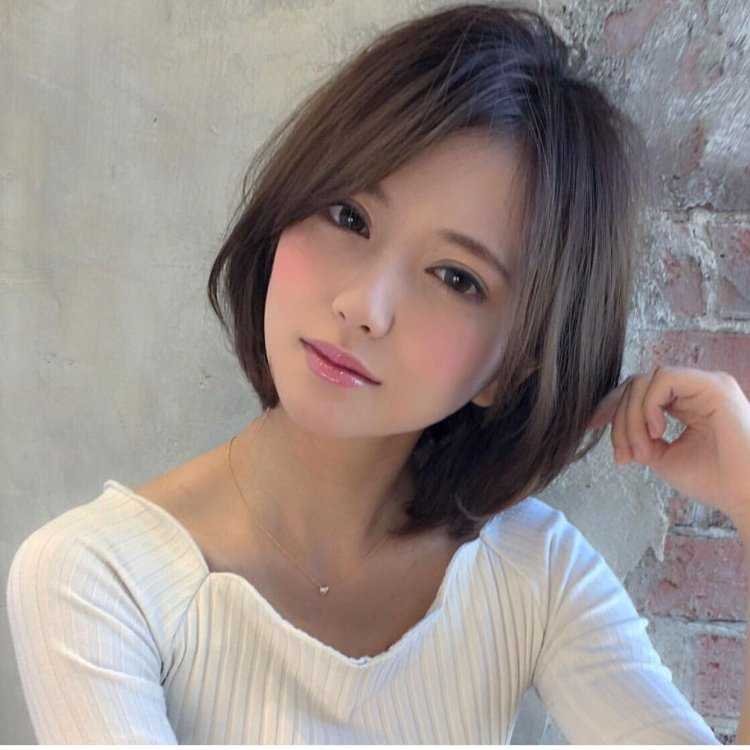Девушка азиатской внешности с короткими волосами4