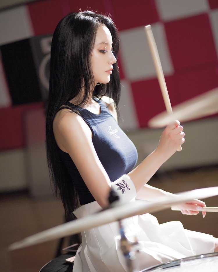 A-Yeon барабанщица