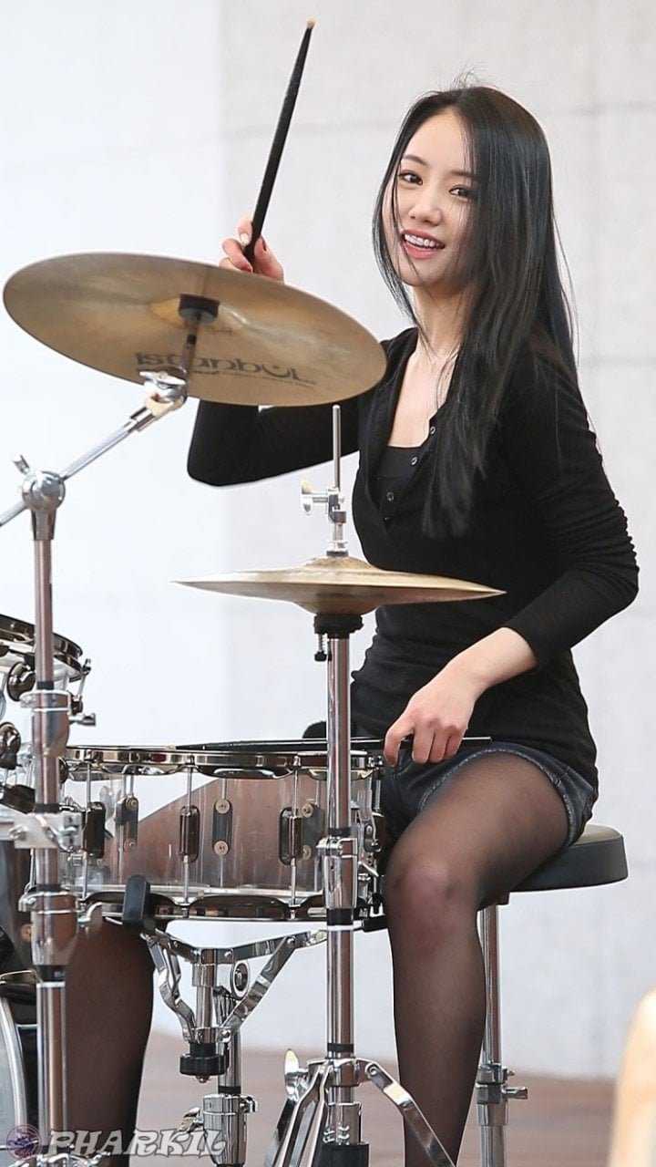 A-Yeon барабанщица