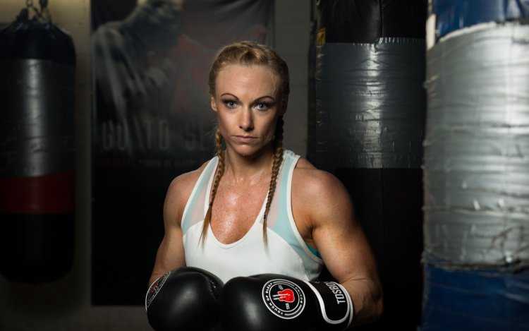 Женщина боксер