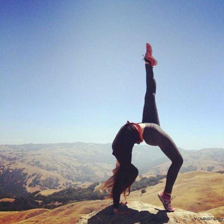 Шпагат стоя на руках