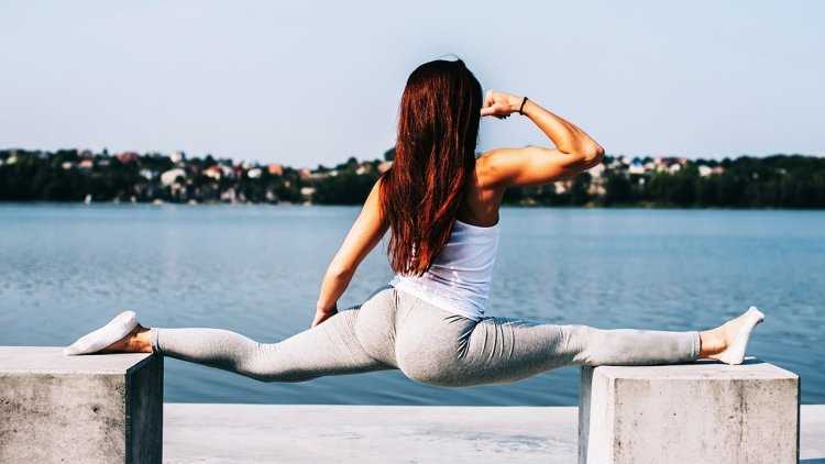 Девочка сидит на шпагате