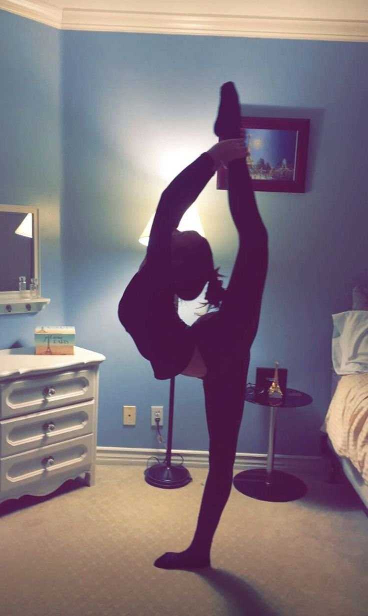 Девочка сидит на шпагате