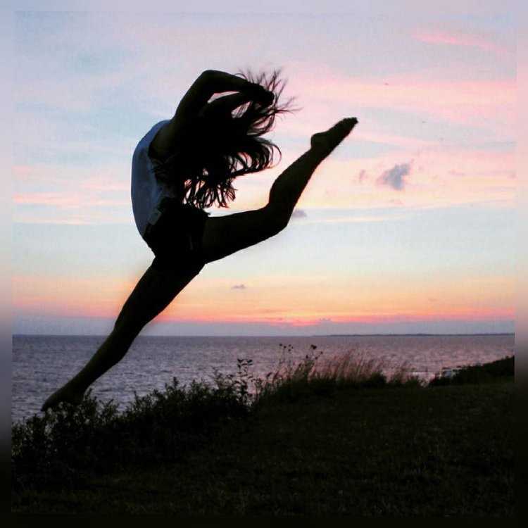 Девушка в прыжке без лица