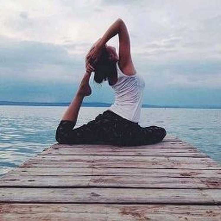 Йога брюнетка