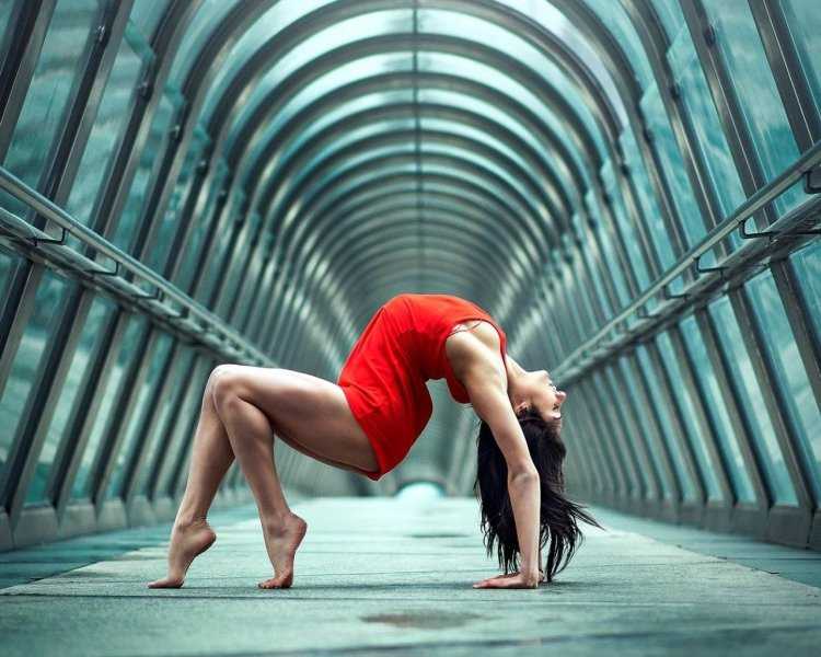 Изогнутая девушка