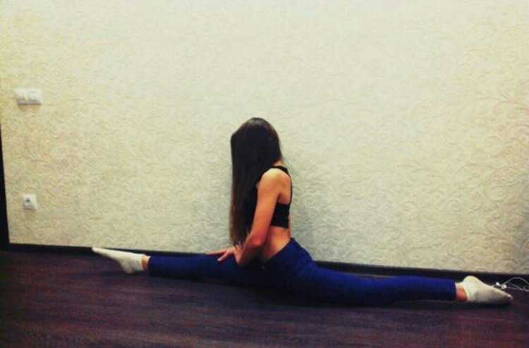 Девушка на шпагате