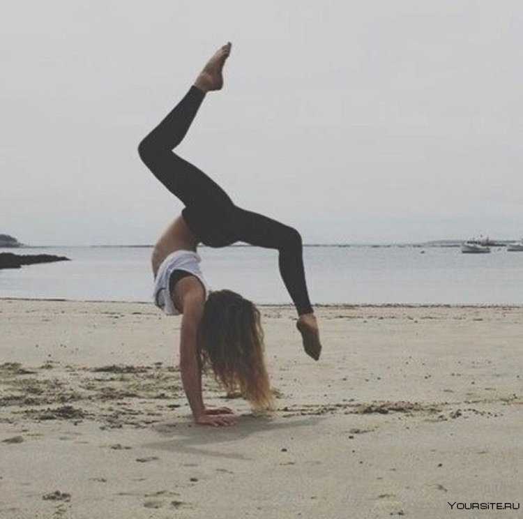 Девушка стоящая на руках