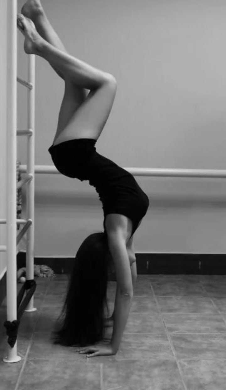 Шпагат около стены