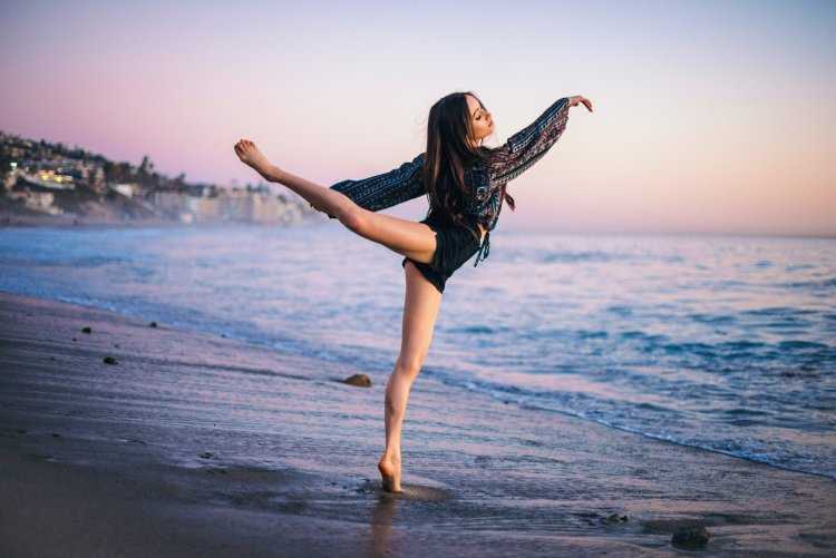 Красивая девушка танцует