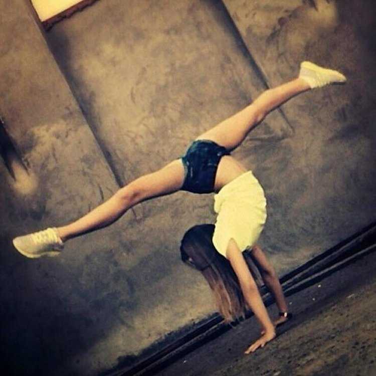 Девушка гимнастка без лица