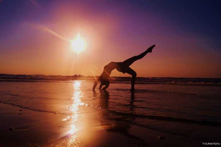 Девушка у моря с солнцем