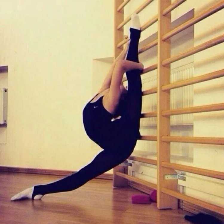 Девушка на шпагате без лица