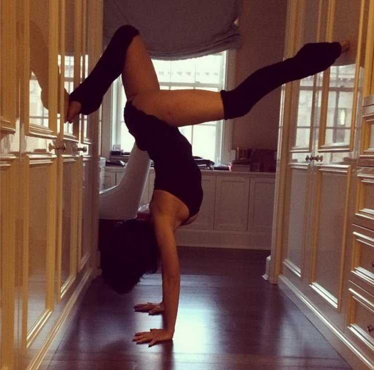 Хилария Болдуин йога