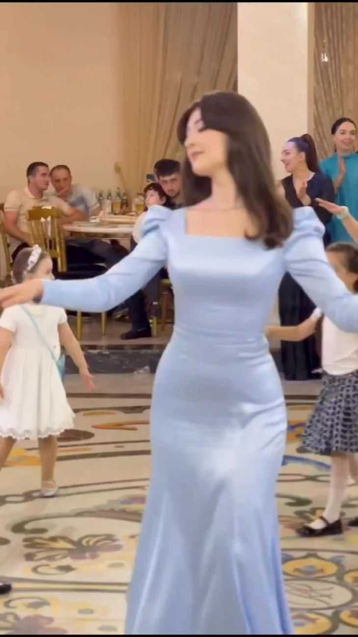 Девушка на кавказской свадьбе19