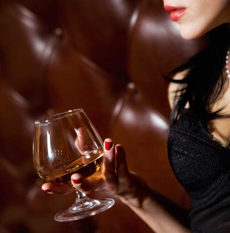 Девушка с коньяком