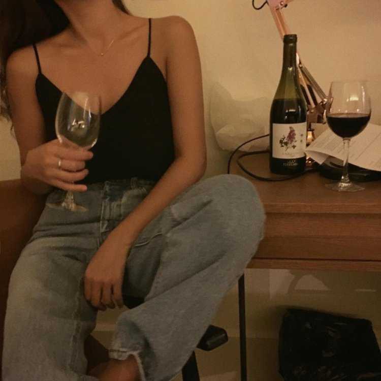 Девушка с бокалом без лица