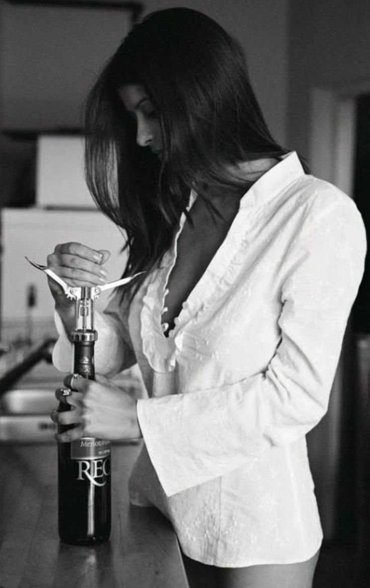 Женщина пьет вино