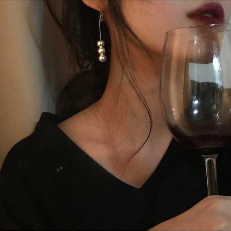 Девушка с вином без лица